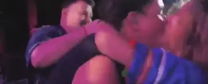 Una fan se sube al escenario para robarle un apasionado beso a Carlos Vives Una fan se sube al escenario para robarle un apasionado beso a Carlos Vives