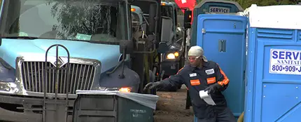 Limpiar baños portátiles no es un trabajo fácil Limpiar baños portátiles no es un trabajo fácil