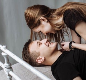 Una pareja encima de la cama Una pareja encima de la cama