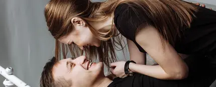 Una pareja encima de la cama Una pareja encima de la cama
