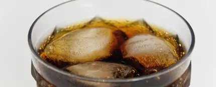 Imagen de un vaso de refresco con hielo Imagen de un vaso de refresco con hielo