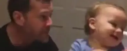 La adorable reacción de este bebé mientras su padre hace beatboxing La adorable reacción de este bebé mientras su padre hace beatboxing