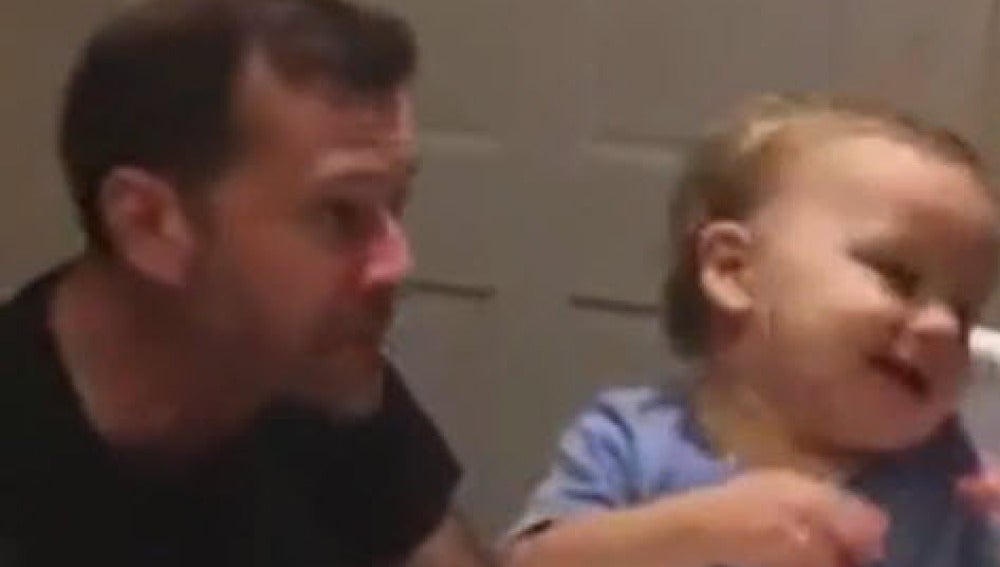 La adorable reacción de este bebé mientras su padre hace beatboxing
