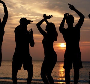 Siluetas de gente bailando en la playa Siluetas de gente bailando en la playa