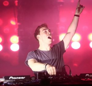 Hardwell durante una sesión Hardwell durante una sesión