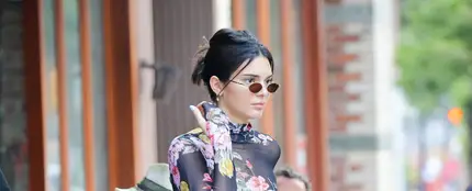 Kendall Jenner con el complemento del momento Kendall Jenner con el complemento del momento