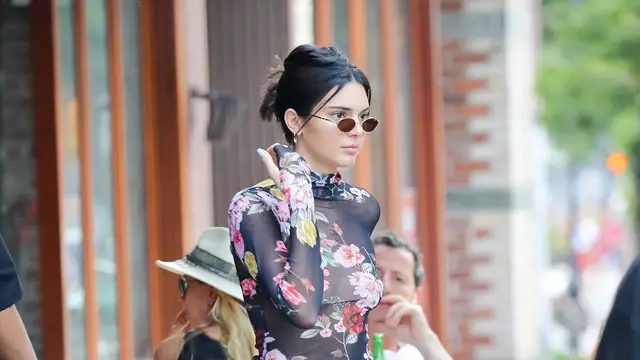 Kendall Jenner con el complemento del momento