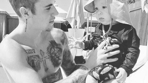 Justin Bieber, disfrutande de una buen rato en la piscina con la mejor compa&ntilde;&iacute;a