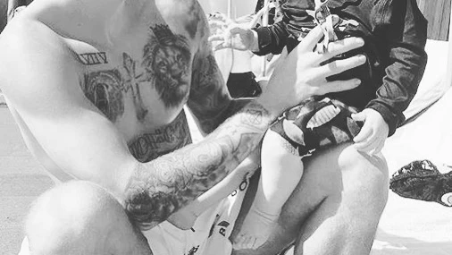 Justin Bieber, disfrutande de una buen rato en la piscina con la mejor compa&ntilde;&iacute;a