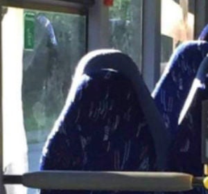 Imagen que confudió a los racistas con un burka Imagen que confudió a los racistas con un burka