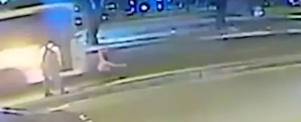 Un joven de 25 años empuja a su exnovia embarazada para que un autobús la atropelle Un joven de 25 años empuja a su exnovia embarazada para que un autobús la atropelle