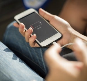 Un teléfono cargándose Un teléfono cargándose