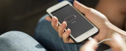 Un teléfono cargándose Un teléfono cargándose
