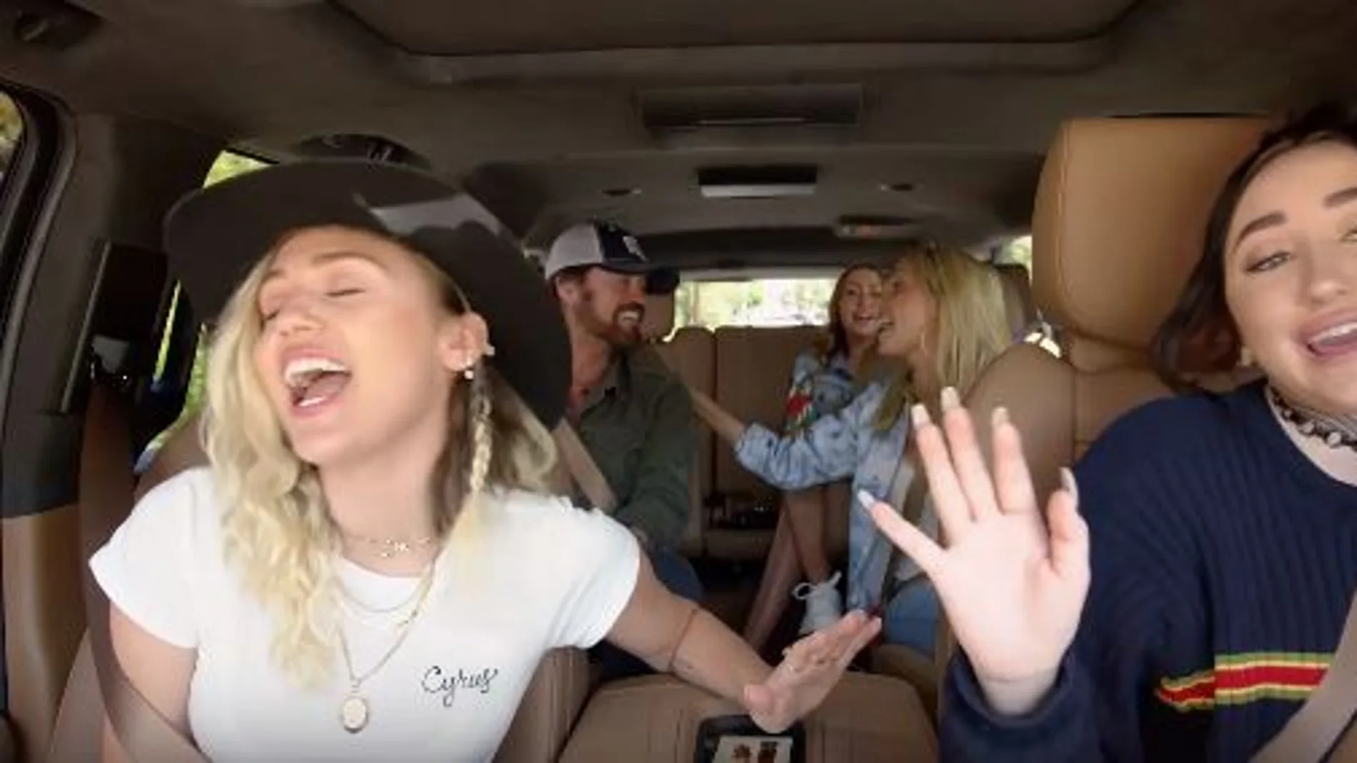 Miley Cyrus canta con su hermana en la nueva entrega de Carpool Karaoke Miley Cyrus canta con su hermana en la nueva entrega de Carpool Karaoke