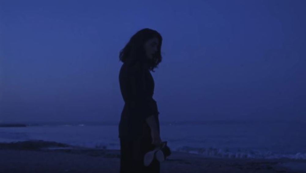 Jessie Ware pasea por Mallorca a media noche en el vídeo de ‘Midnight’