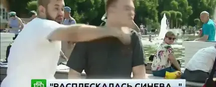 Un periodista ruso recibe un puñetazo en directo Un periodista ruso recibe un puñetazo en directo