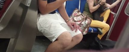 Un pasajero del metro de Toronto graba a una mujer mientras golpeaba y mordía a su perro