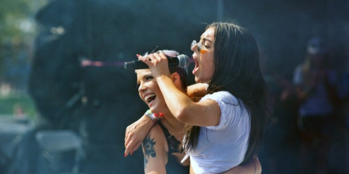 Halsey y Charli XCX versionan 'Wannabe' de las Spice Girls en Lollapalooza Chicago