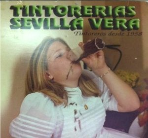 El extraño cartel de una tintorería de Sevilla El extraño cartel de una tintorería de Sevilla