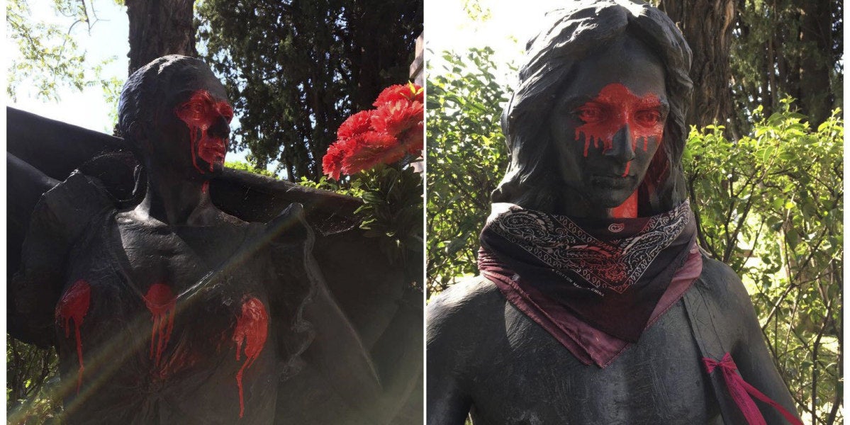 Estatuas de Lola y su hijo Antonio Flores, profanadas