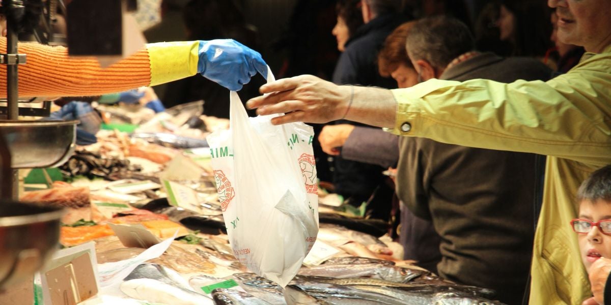 En 2018 se prohibirá el consumo de bolsas de plástico gratis