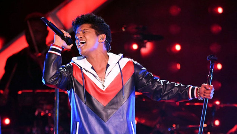 Bruno Mars durante uno de sus conciertos de su gira '24k Magic'