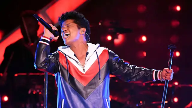 Bruno Mars durante uno de sus conciertos de su gira '24k Magic'