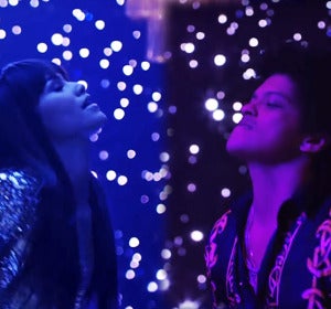Zendaya y Bruno Mars en el vídeo de 'Versace On The Floor' Zendaya y Bruno Mars en el vídeo de 'Versace On The Floor'