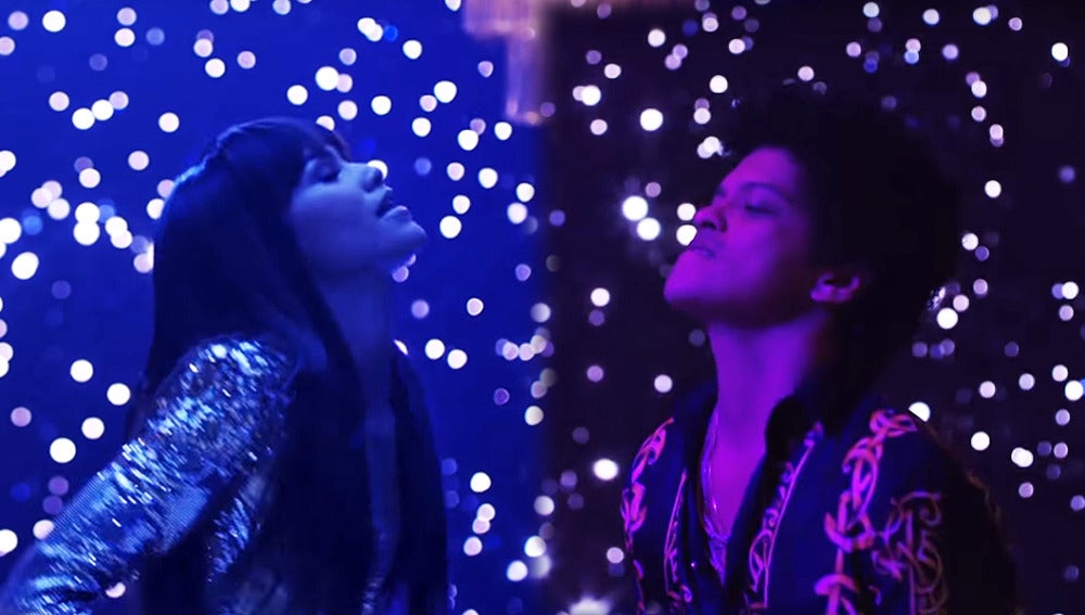 Zendaya y Bruno Mars en el vídeo de 'Versace On The Floor'