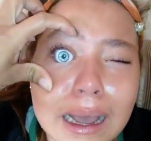 Una chica se pone el ojo de una muñeca para tenerlos azules y no se lo puede sacar Una chica se pone el ojo de una muñeca para tenerlos azules y no se lo puede sacar