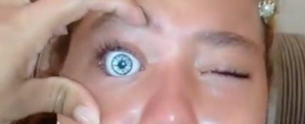 Una chica se pone el ojo de una muñeca para tenerlos azules y no se lo puede sacar 
