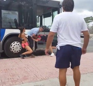 Dos jóvenes agreden al conductor de un autobús en Ibiza Dos jóvenes agreden al conductor de un autobús en Ibiza