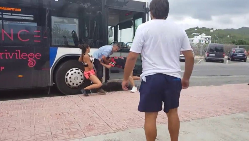Dos jóvenes agreden al conductor de un autobús en Ibiza