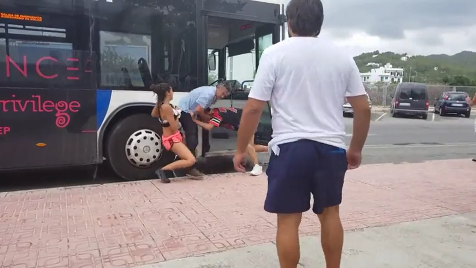 Dos jóvenes agreden al conductor de un autobús en Ibiza Dos jóvenes agreden al conductor de un autobús en Ibiza