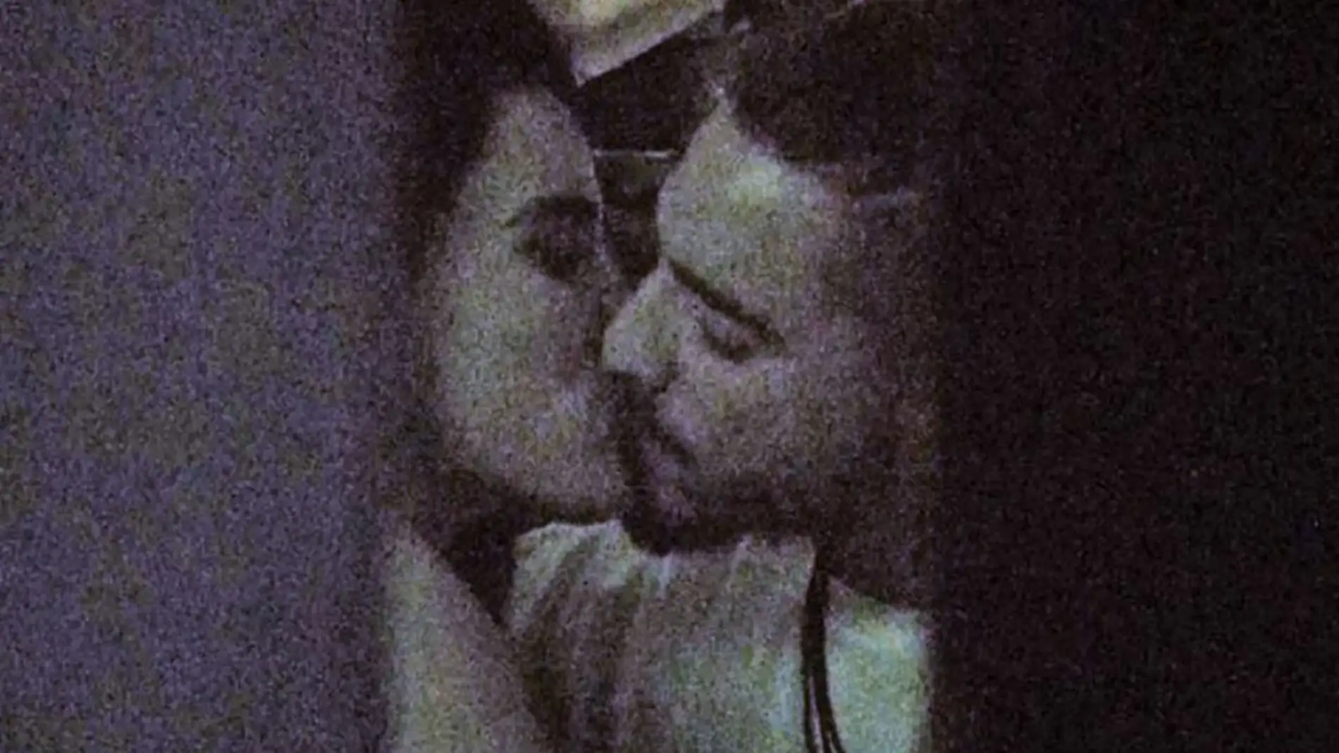Maluma es pillado besándose con una chica