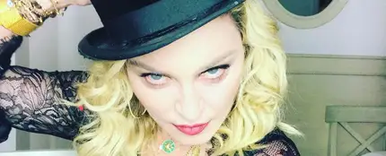 Madonna con un sombrero de copa y un vestido de encaje Madonna con un sombrero de copa y un vestido de encaje