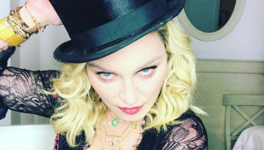 Madonna con un sombrero de copa y un vestido de encaje