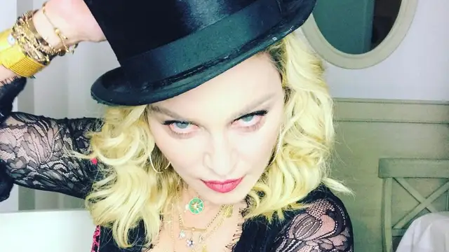 Madonna con un sombrero de copa y un vestido de encaje