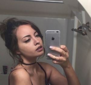 Una joven sin brazo arrasa en Tinder con la divertida descripción de su perfil Una joven sin brazo arrasa en Tinder con la divertida descripción de su perfil