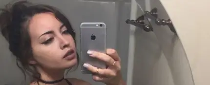Una joven sin brazo arrasa en Tinder con la divertida descripción de su perfil Una joven sin brazo arrasa en Tinder con la divertida descripción de su perfil
