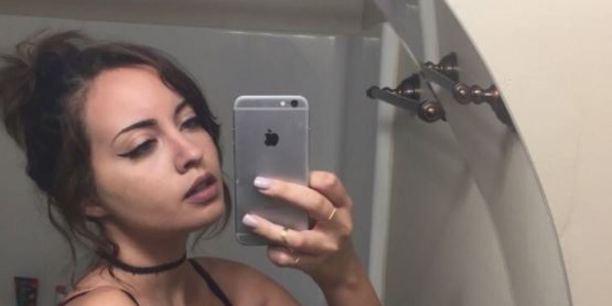 Una joven sin brazo arrasa en Tinder con la divertida descripción de su perfil