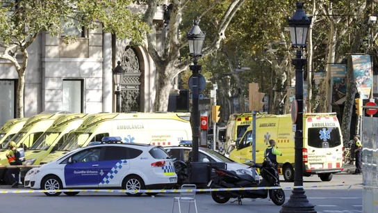 Ambulancias y efectivos de la policía acordonan la zona del atentado Ambulancias y efectivos de la policía acordonan la zona del atentado
