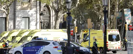 Ambulancias y efectivos de la policía acordonan la zona del atentado Ambulancias y efectivos de la policía acordonan la zona del atentado