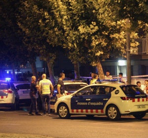 La Policía inspecciona un coche en Cambrils La Policía inspecciona un coche en Cambrils