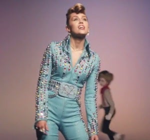 Miley Cyrus en el videoclip de 'Younger Now' Miley Cyrus en el videoclip de 'Younger Now'