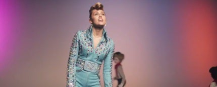 Miley Cyrus en el videoclip de 'Younger Now'