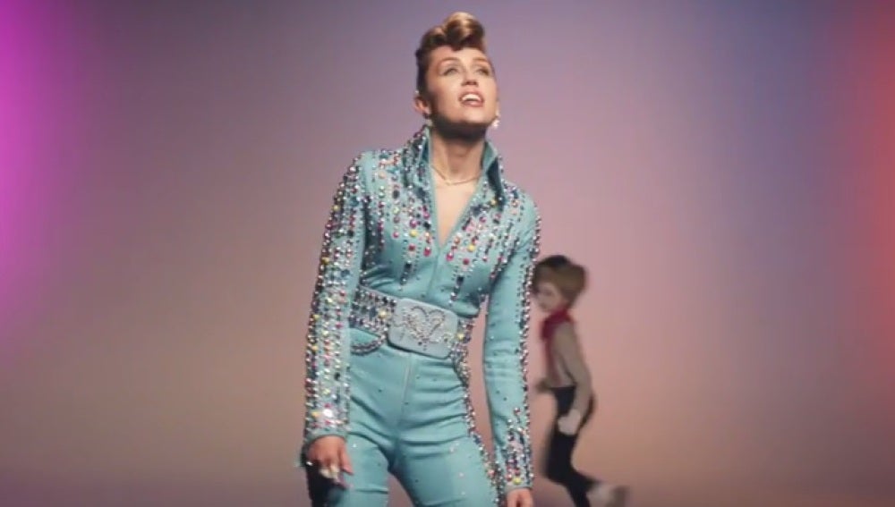Miley Cyrus en el videoclip de 'Younger Now'