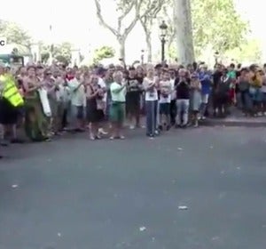 Cientos de personas aplauden a los Mossos Cientos de personas aplauden a los Mossos