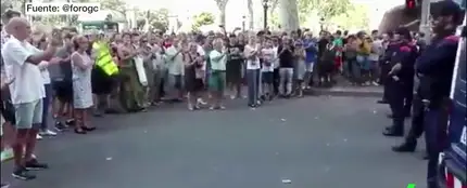 Cientos de personas aplauden a los Mossos Cientos de personas aplauden a los Mossos