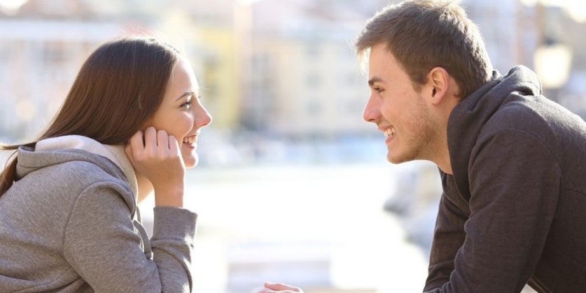 Una pareja de jóvenes